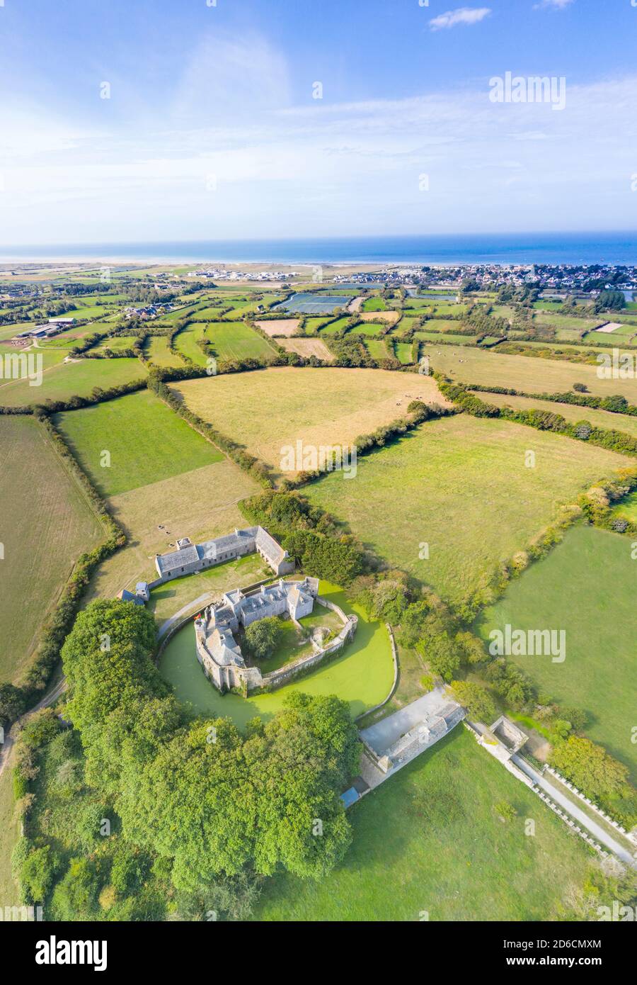 Francia, Manica, Cotentin, Pirou, Chateau de Pirou, castello fortificato del 12 ° secolo (vista aerea) // Francia, Manica (50), Cotentin, Pirou, château Foto Stock