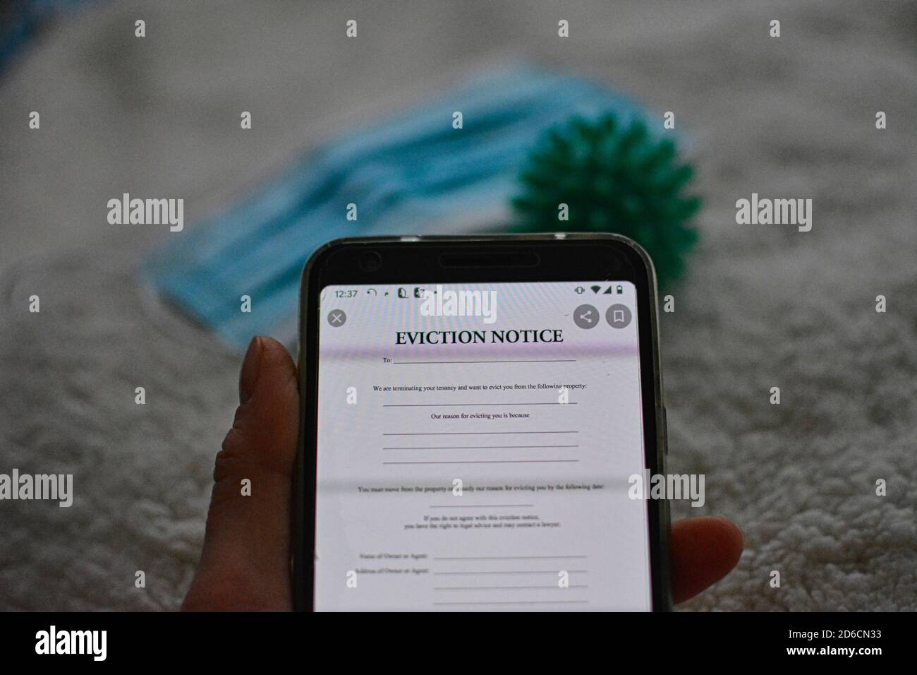 Messaggio di avviso di sfratto sullo smartphone durante la crisi del coronavirus. Foto Stock