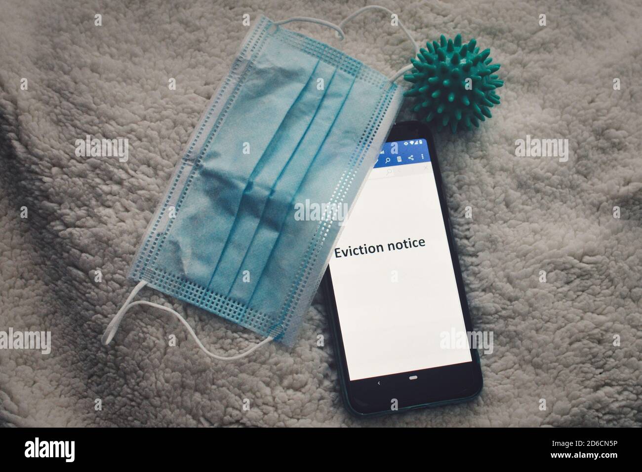 Messaggio di avviso di sfratto sullo smartphone durante la crisi del coronavirus. Foto Stock