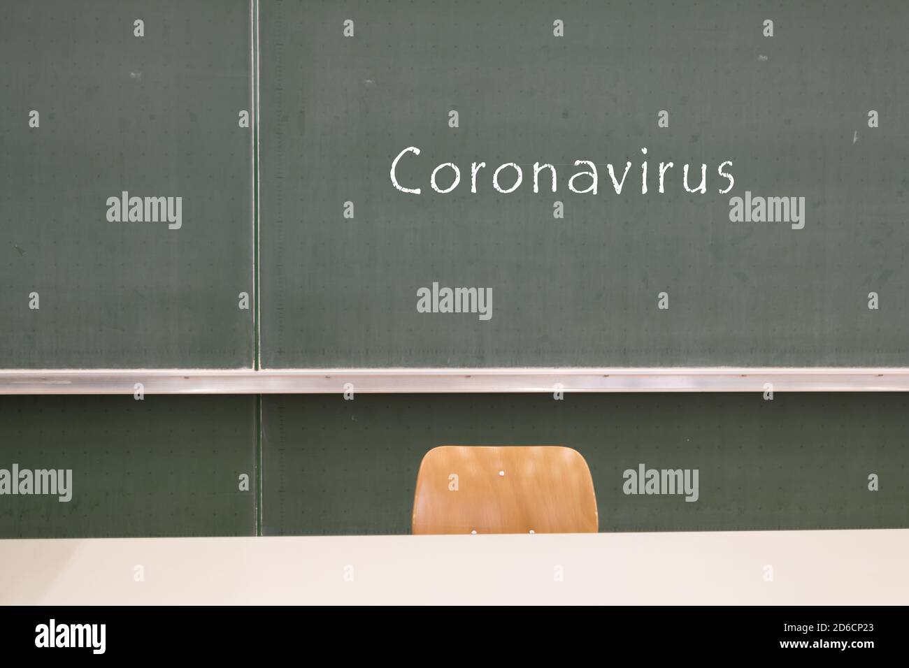 Coronavirus è scritto su una lavagna nella scuola in tedesco Foto Stock