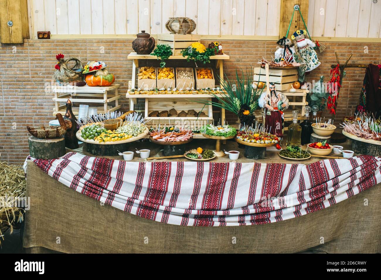 Tavolo da catering decorato in stile rustico ucraino con diversi spuntini e antipasti. Foto Stock