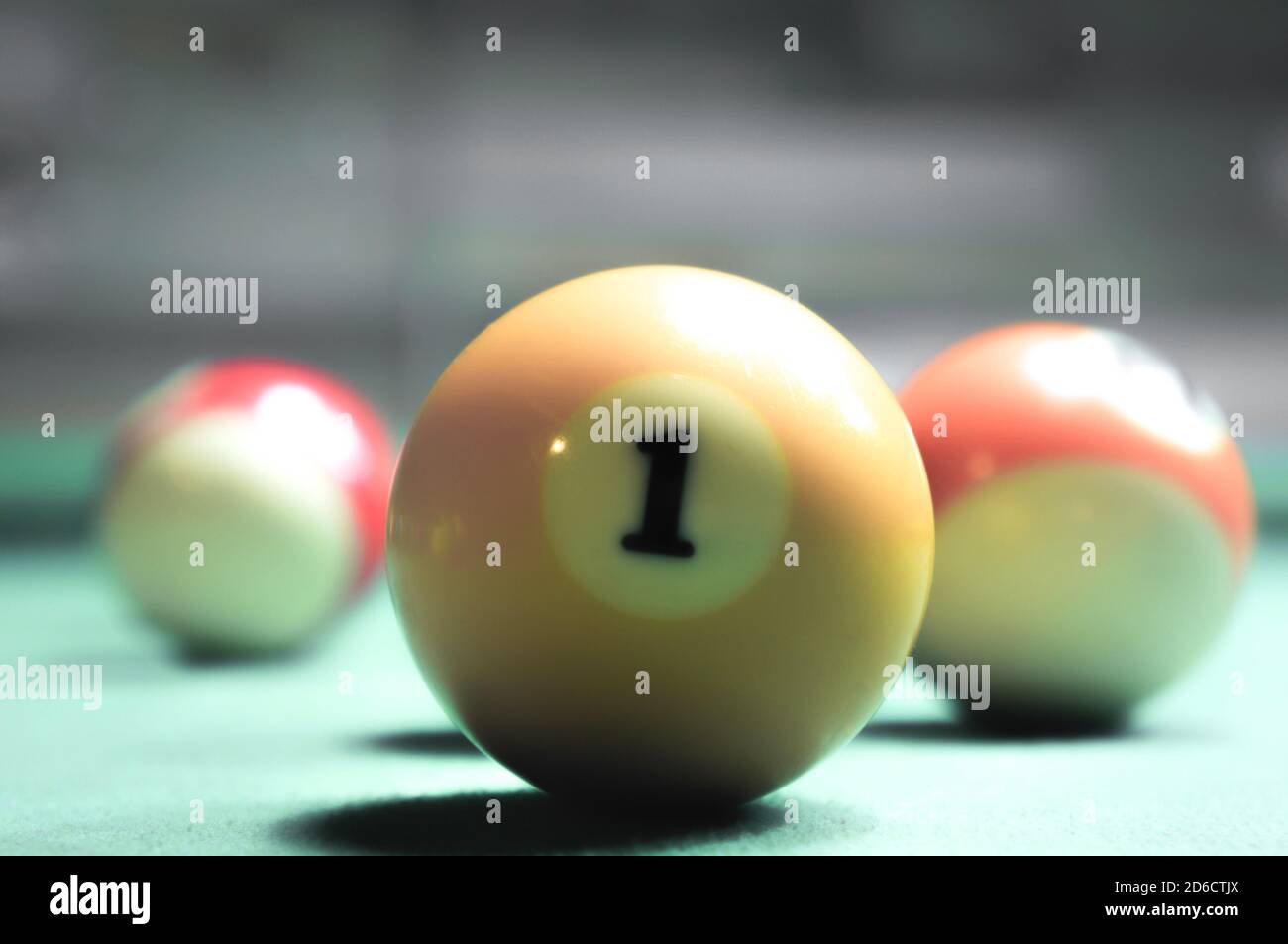 Palline da biliardo su un tavolo verde. Foto Stock