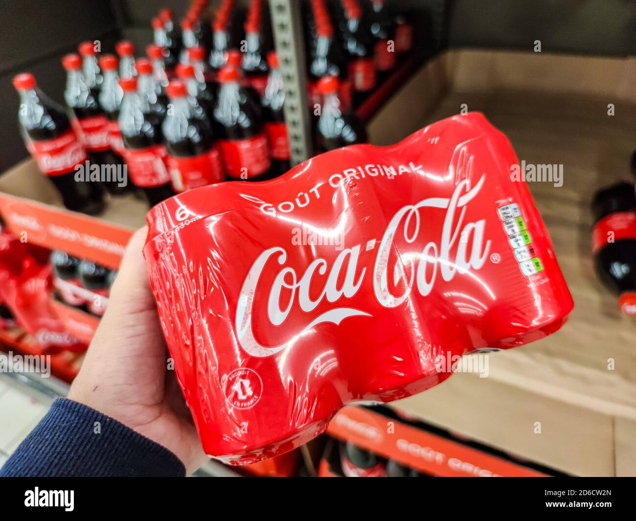 Puilboreau, Francia - 14 ottobre 2020: Closeup di uomo mano confezione di acquisto di Coca Cola bevanda analcolica sul supermercato francese Foto Stock