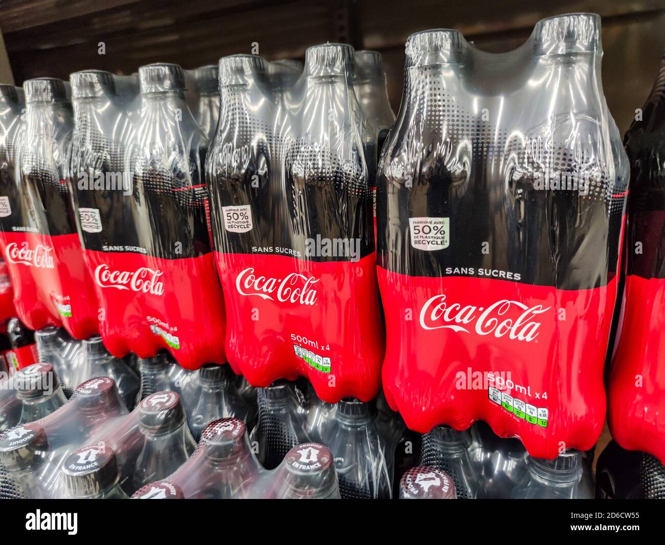 Puilboreau, Francia - 14 ottobre 2020: Bevanda analcolica di marca Coca Cola in esposizione per la vendita ad uno scaffale del supermercato in Francia. Coca Cola è un famoso drin morbido Foto Stock