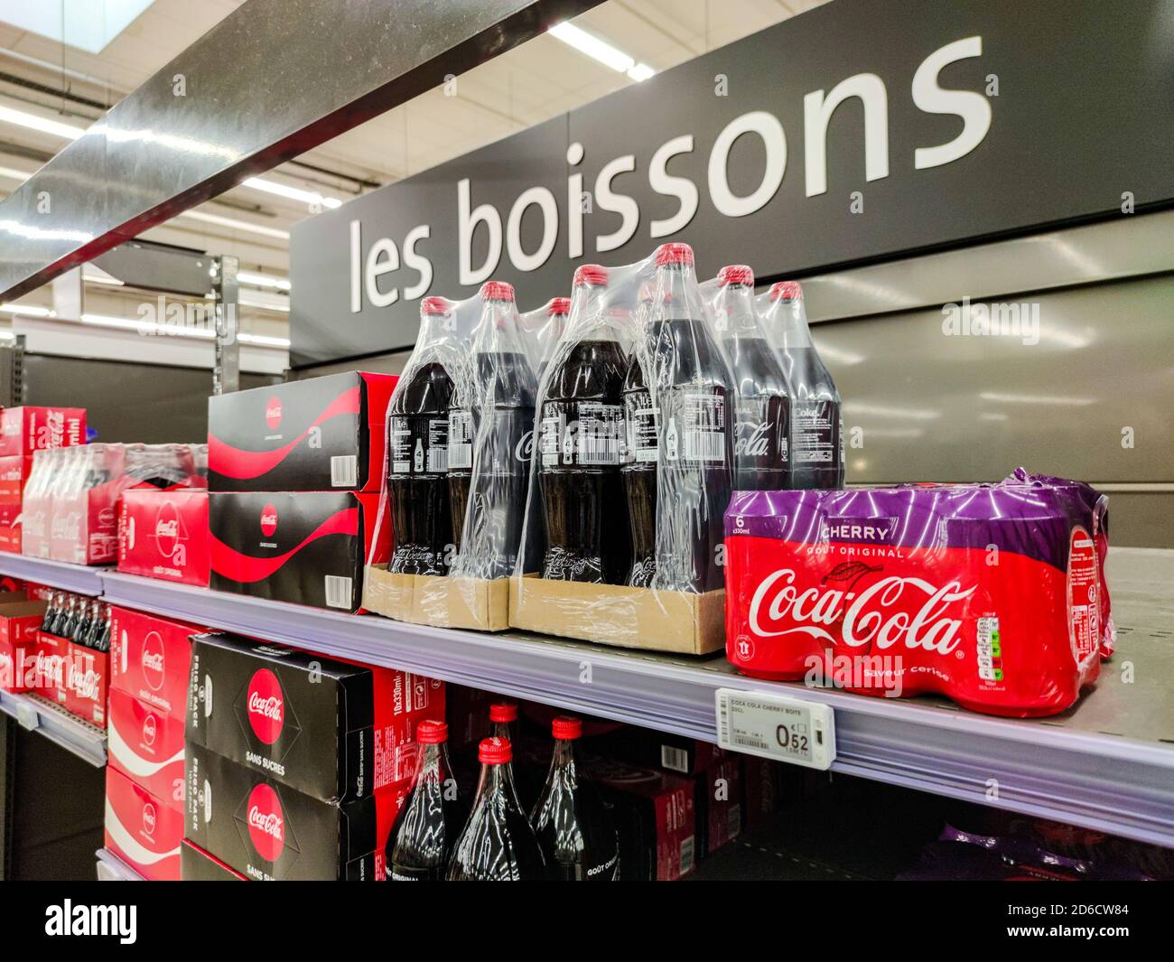 Puilboreau, Francia - 14 ottobre 2020: Fila di Coca cola bottiglia di bevanda analcolica e mostra scatole per la vendita negli scaffali del supermercato Foto Stock