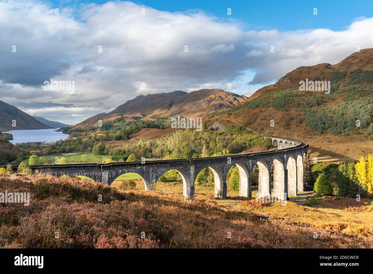 FORT WILLIAM SCOTLAND IL VIADOTTO GLENFINNAN IN AUTUNNO CON LOCH SHIEL IN LONTANANZA Foto Stock