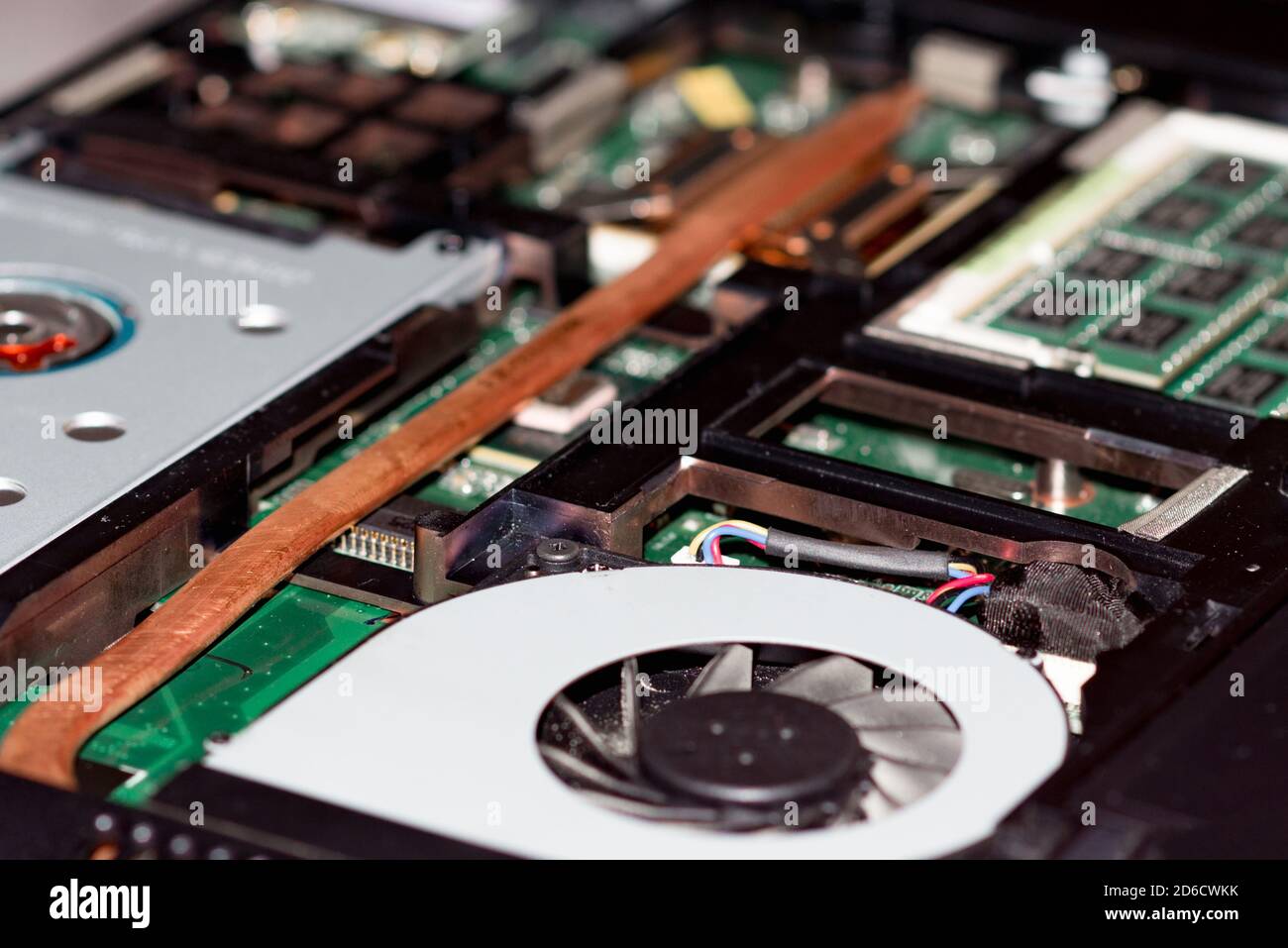 Vista dall'alto Open case di un computer portatile moderno per la produzione di riparazioni. Foto Stock