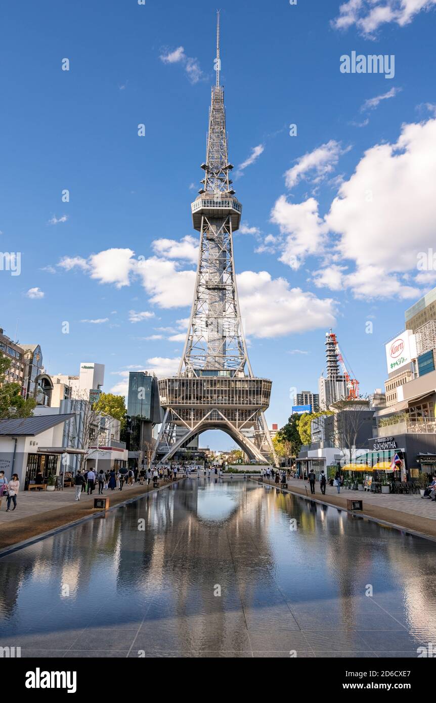 La torre della TV di Nagoya si riflette in una piscina d'acqua. Nuovo Parco Hisayaodori rinnovato nel 2020. Foto Stock