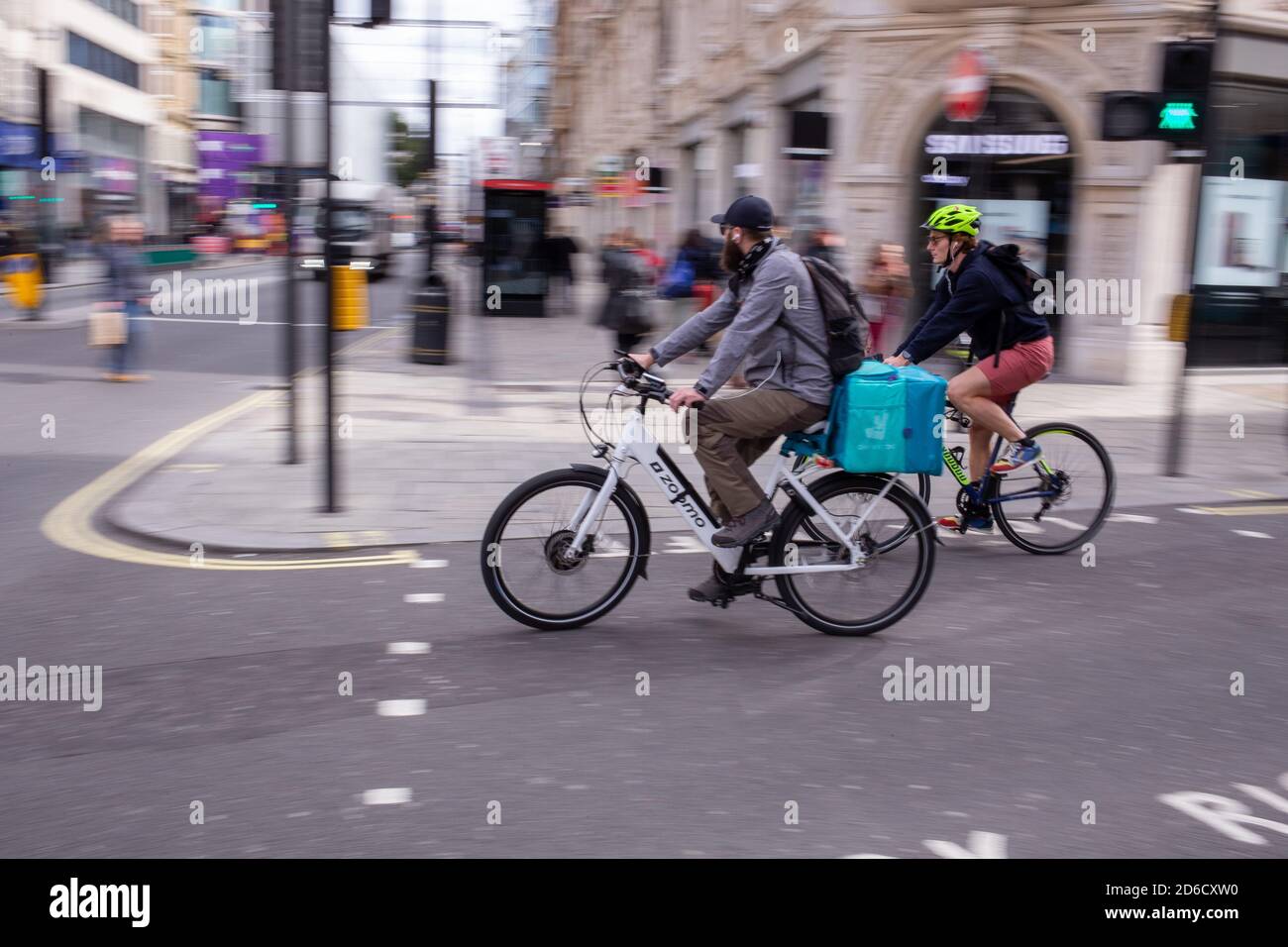 Immagine in movimento sfocata di un pilota Deliveroo che attraversa Oxford Street nel West End di Londra. 09 ottobre 2020. Foto: Neil Turner Foto Stock