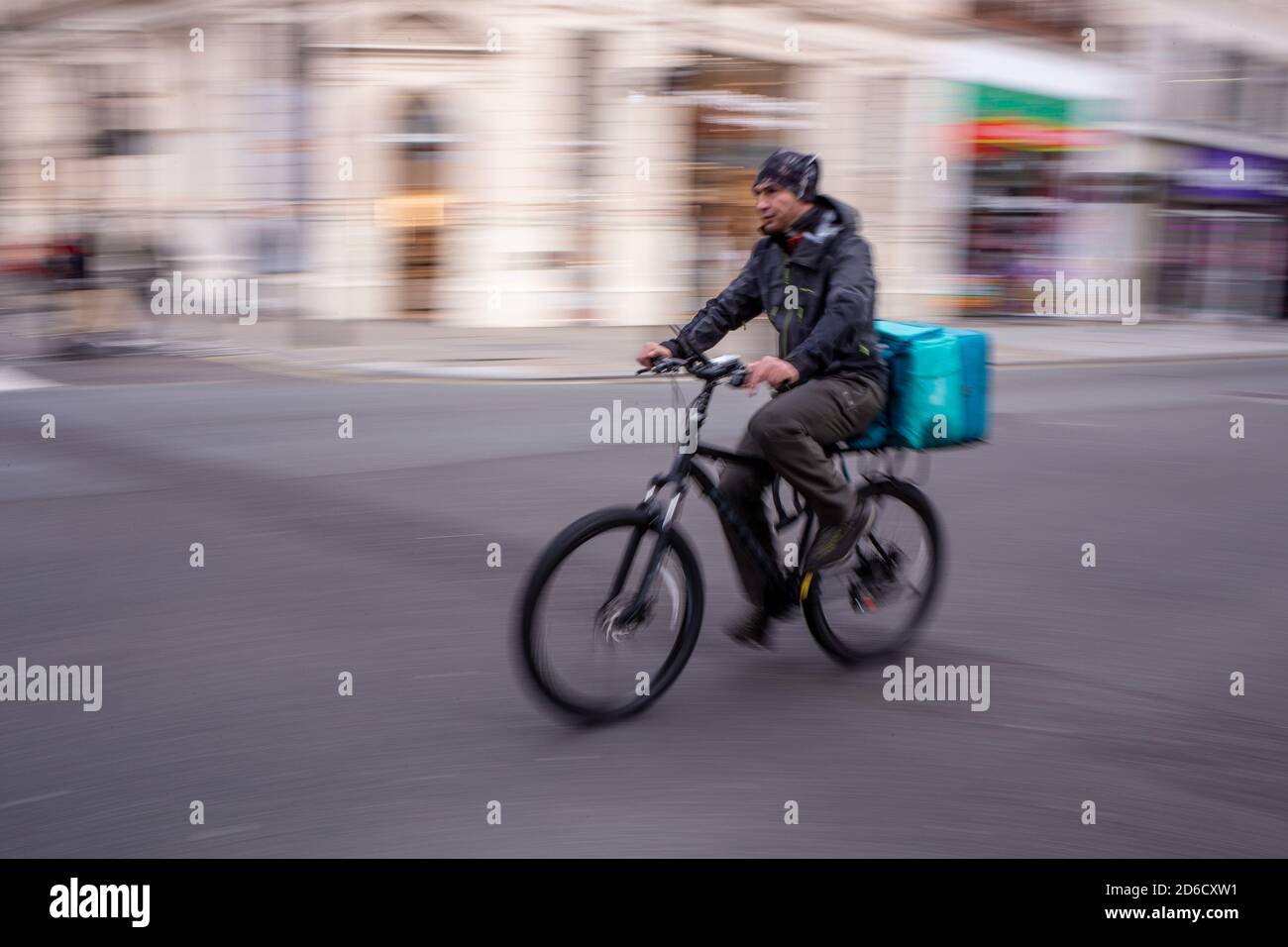 Immagine in movimento sfocata di un pilota Deliveroo su Oxford Street nel West End di Londra. 09 ottobre 2020. Foto: Neil Turner Foto Stock