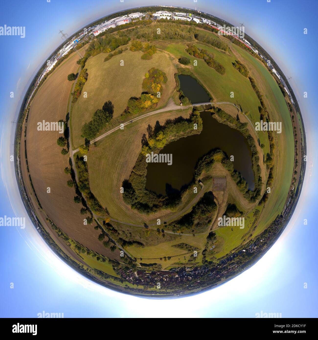 Foto stereoscopica di una fotografia di paesaggio con un bacino di ritenzione dell'acqua piovana, proiezione sferica tridimensionale, piccolo pianeta Foto Stock