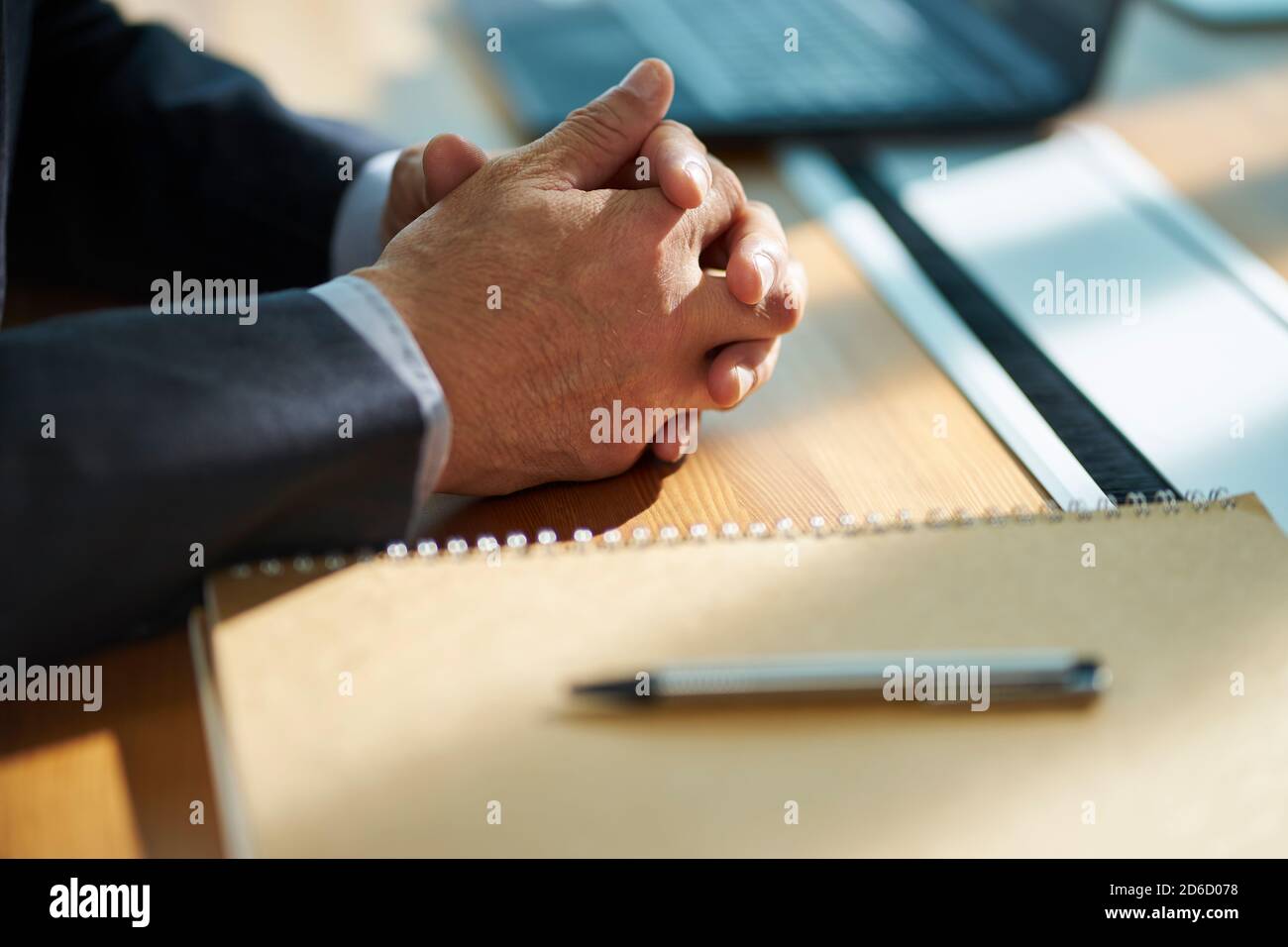 primo piano di mani di un uomo d'affari asiatico che contempla ufficio Foto Stock