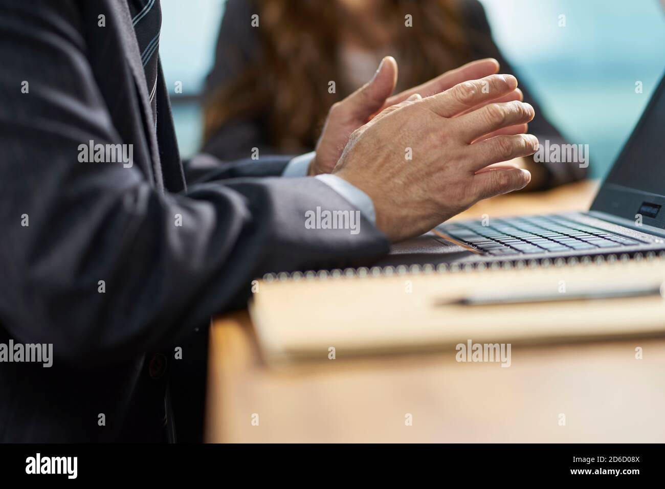 primo piano di mani di un uomo d'affari asiatico che parla durante riunione Foto Stock