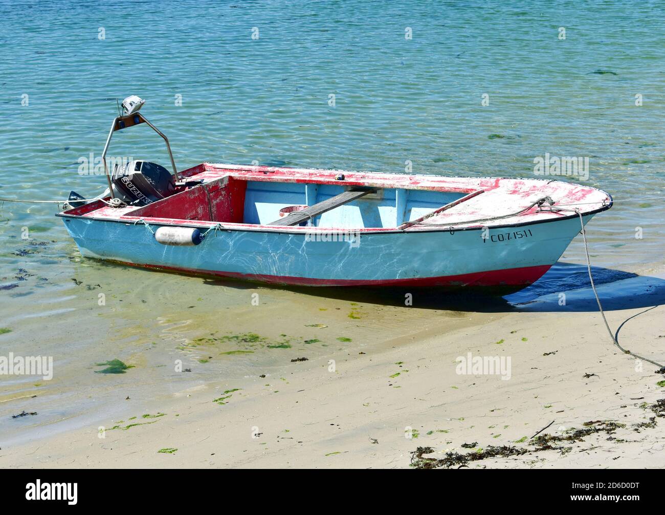 Portosin, Spagna. 3 luglio 2020. Antico motoscafo galiziano ormeggiato su una spiaggia. Rias Baixas, Provincia di Coruña, Regione Galizia. Foto Stock