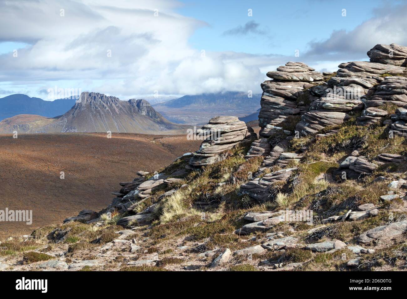 Le formazioni rocciose di granito intemperie e la vista verso Stac Pollaidh da Cairn Conmheall, la penisola di Coigach, le Highlands nordoccidentali della Scozia, Regno Unito Foto Stock