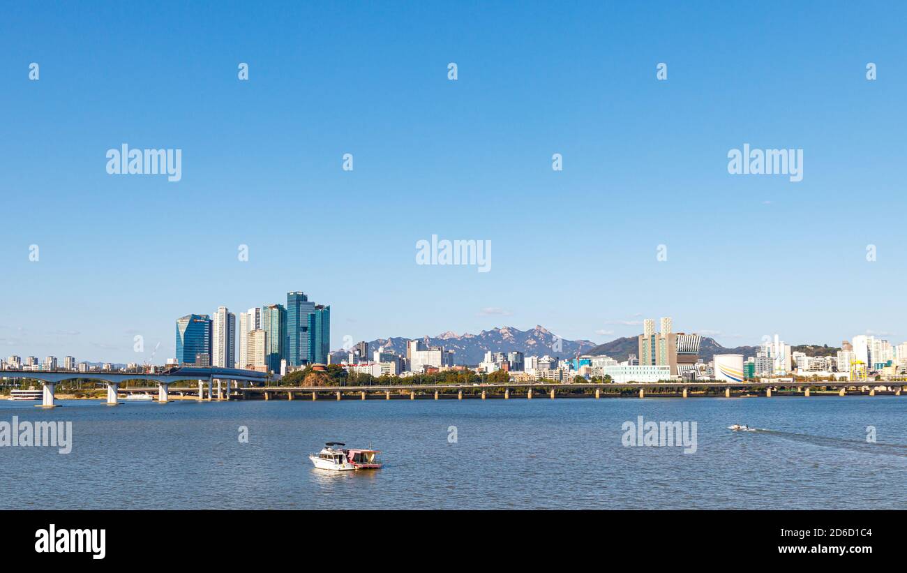 Seoul, Corea del Sud - 8 ottobre 2020. Seoul Han River Scenery. Il paesaggio della strada a nord del fiume Han a Seoul. Foto Stock