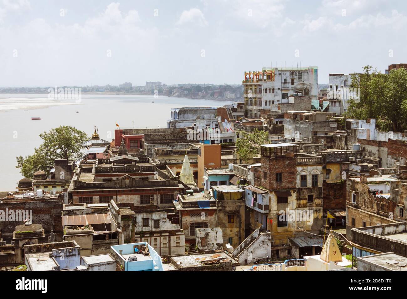 Varanasi, Uttar Pradesh, India : Vista generale ad alto angolo della città vecchia di Varanasi con il fiume Gange sullo sfondo. Foto Stock