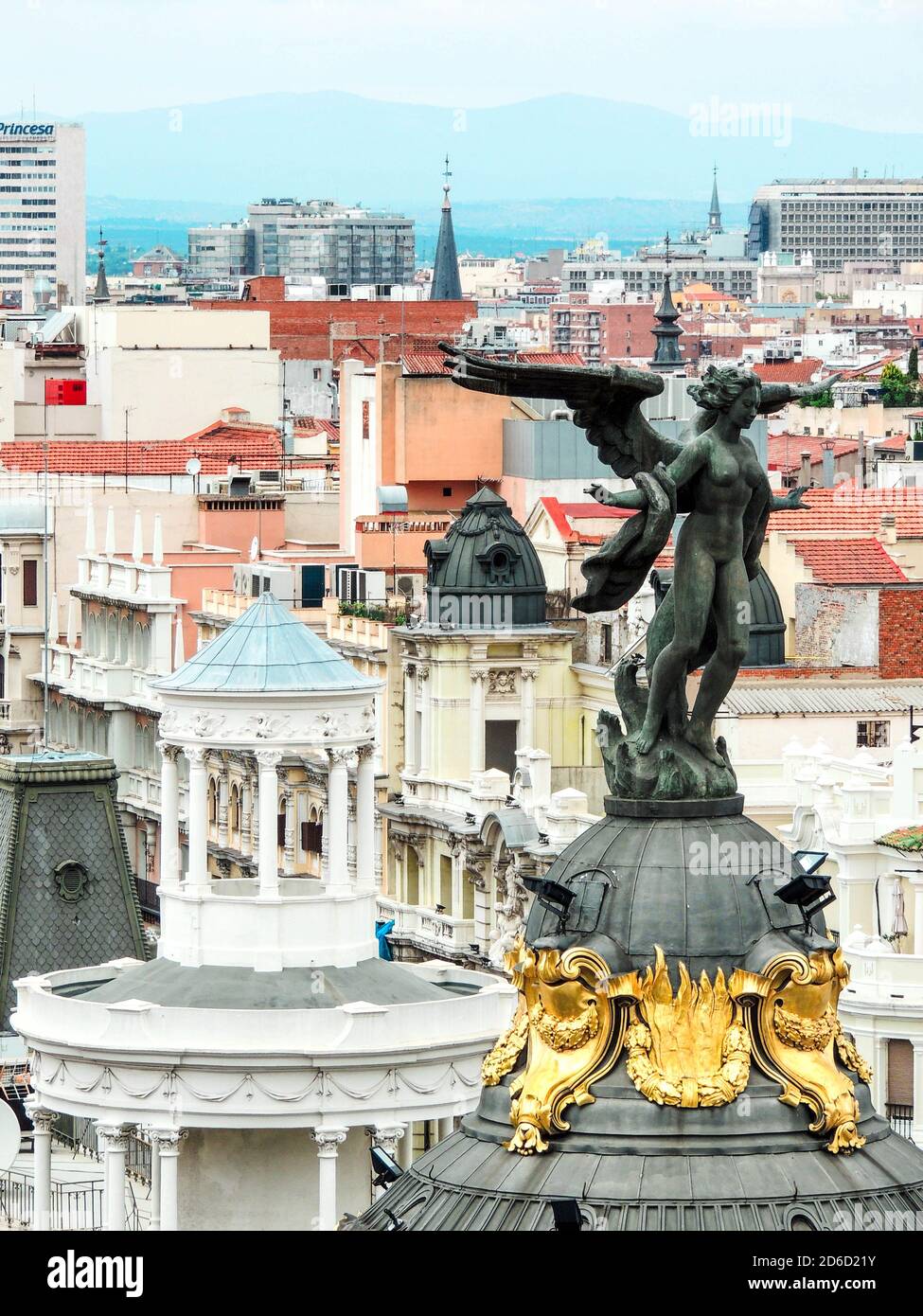 Madrid - panorama aereo della città in giornata di sole Foto Stock