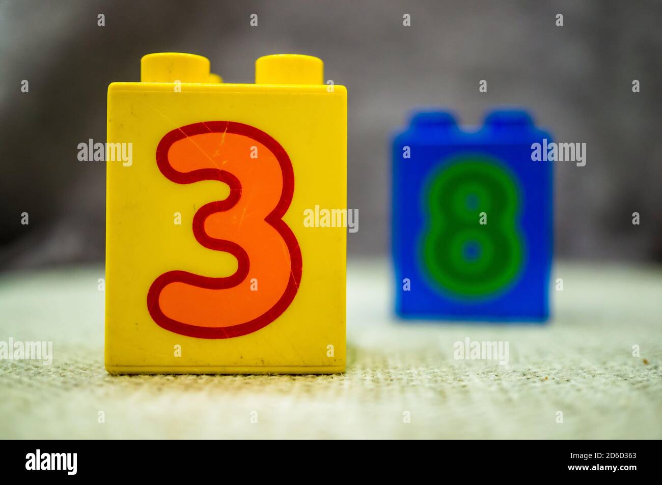 POZNAN, POLONIA - 14 ottobre 2020: Blocco giocattolo giallo di plastica  Lego Duplo con arancione numero tre Foto stock - Alamy