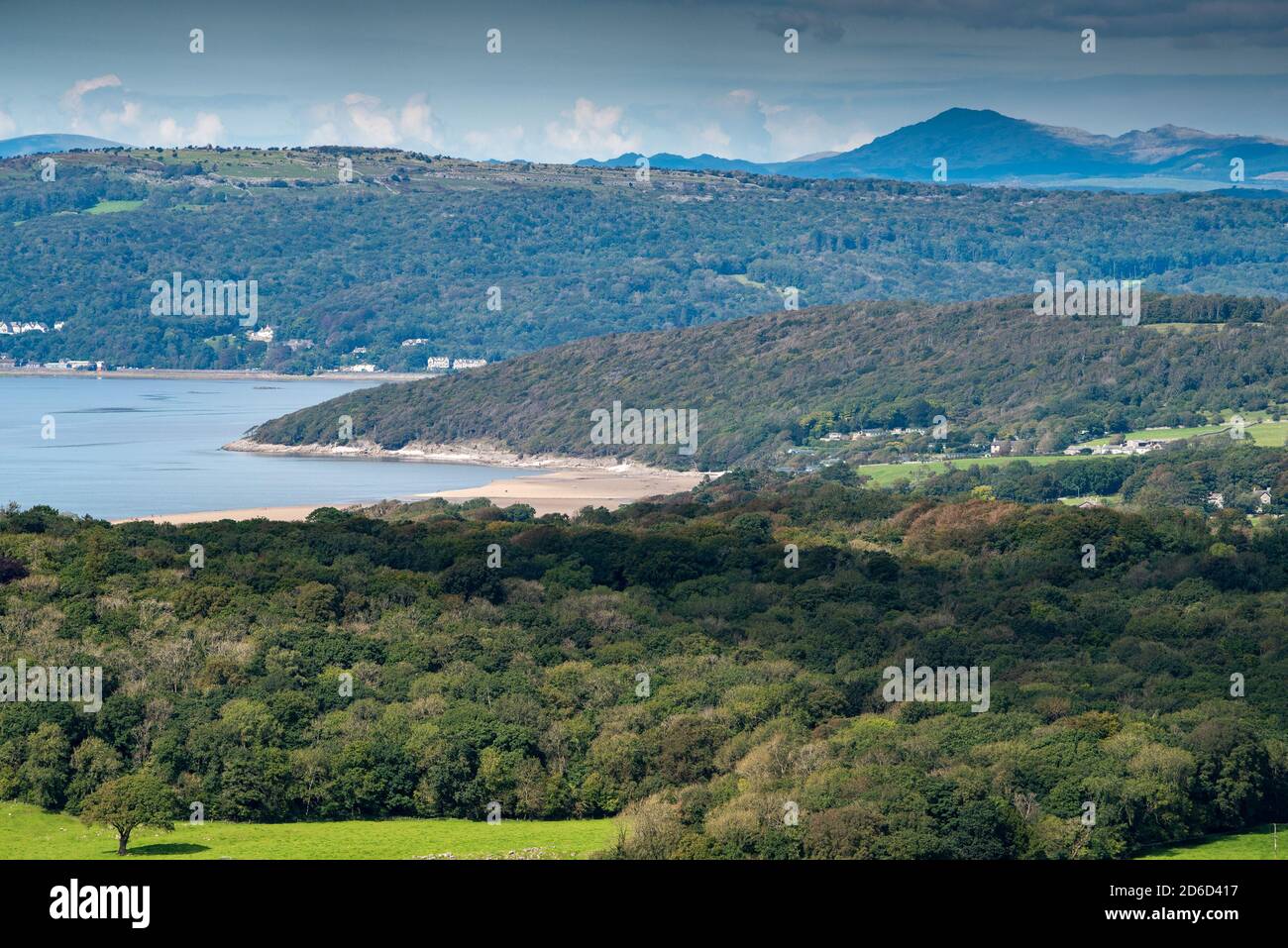 Vista su far Arnside verso il Lake District, Cumbria, Regno Unito. Foto Stock
