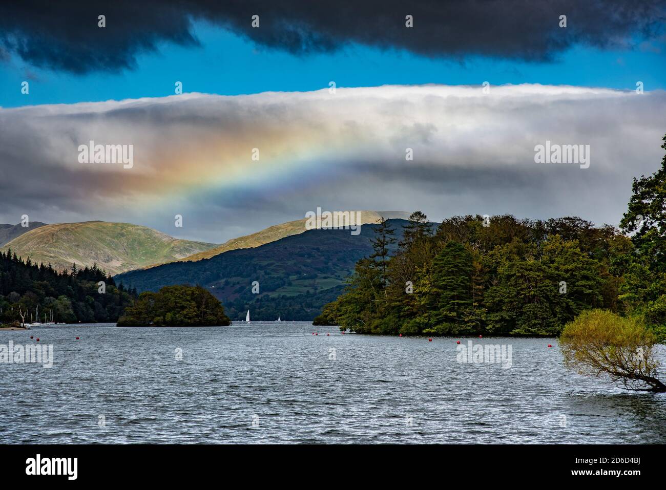 Un arcobaleno sul lago Windermere, Lake District National Park, Cumbria. REGNO UNITO Foto Stock