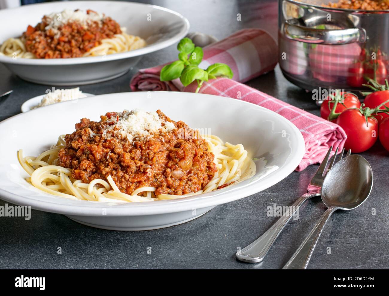 spaghetti tradizionali bolognesi con parmigiano su un piatto di pasta Foto Stock