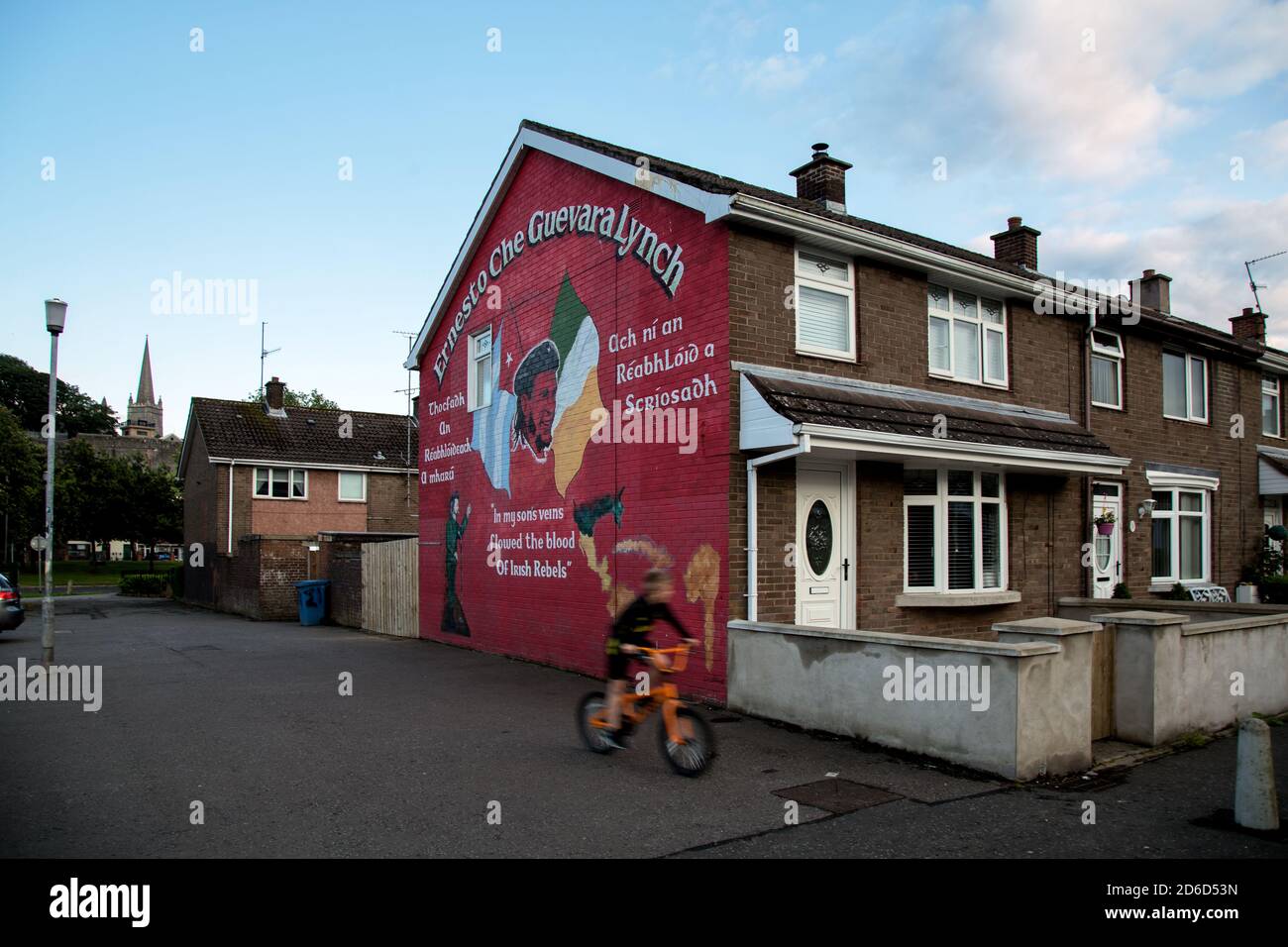 17.07.2019, Derry, Irlanda del Nord, Regno Unito - Mural del muro di Gaelish con che Guevara e bandiera irlandese in un insediamento dei lavoratori cattolici nelle paludi Foto Stock