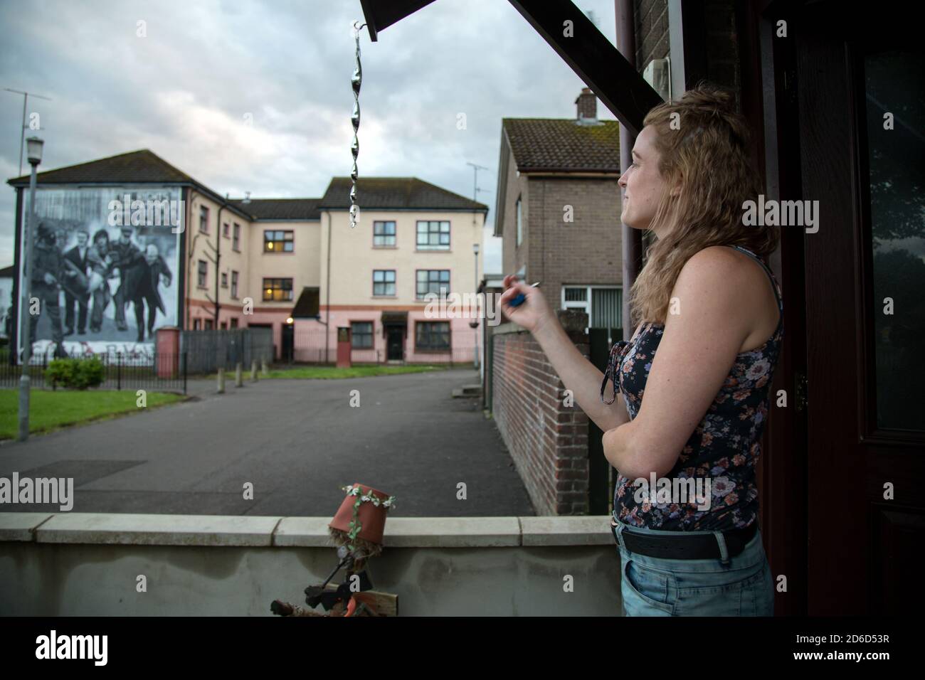 17.07.2019, Derry, Irlanda del Nord, Regno Unito - giovani residenti nel distretto cattolico di Bogside, dietro un murale cattolico che ricorda Foto Stock