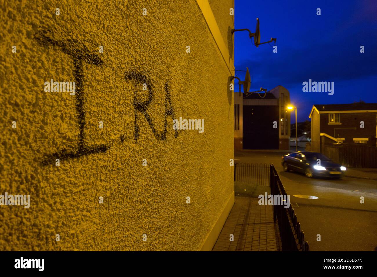 17.07.2019, Derry, Irlanda del Nord, Regno Unito - IRA graffiti su un muro, la proprietà di alloggi dei lavoratori nel distretto cattolico di Bogside. Derry è un Foto Stock