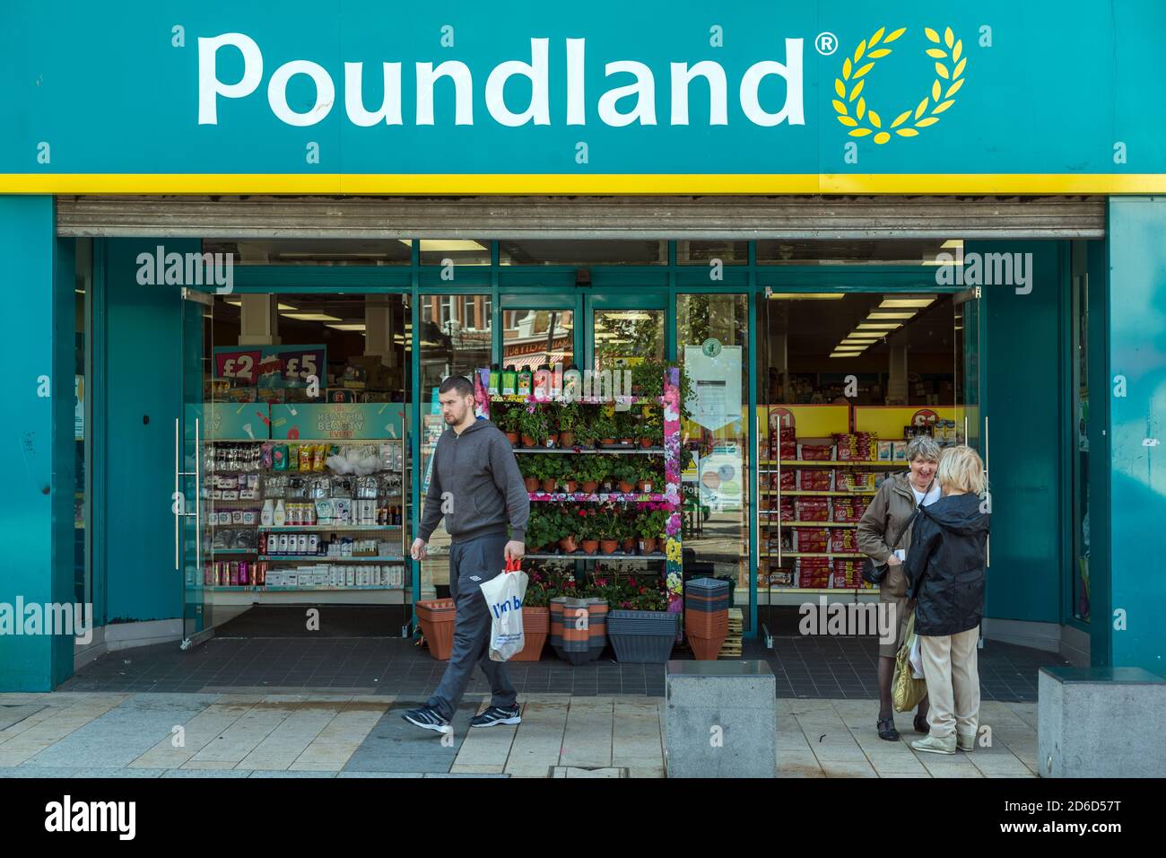 18.07.2019, Derry, Irlanda del Nord, Regno Unito - filiale della catena a buon mercato Poundland, che vende la maggior parte delle merci per una sterlina ciascuno. Derry i Foto Stock