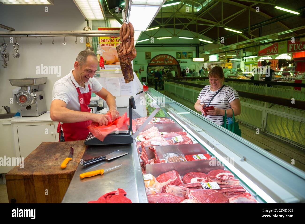 18.06.2020, Rijeka, Primorje-Gorski Kotar, Croazia - contatore di carne in un vecchio mercato. 00A200618D035CAROEX.JPG [VERSIONE DEL MODELLO: NO, VERSIONE DELLA PROPRIETÀ: Foto Stock