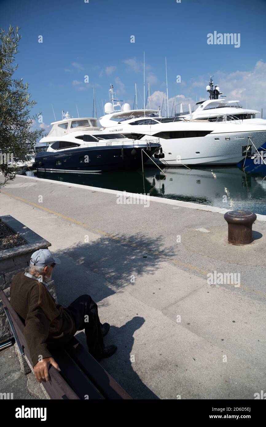 18.06.2020, Rijeka, Primorje-Gorski Kotar, Croazia - Marina vicino al centro della città, di fronte a un vecchio senzatetto. 00A200618D121CAROEX.JPG [MODELLO REL Foto Stock