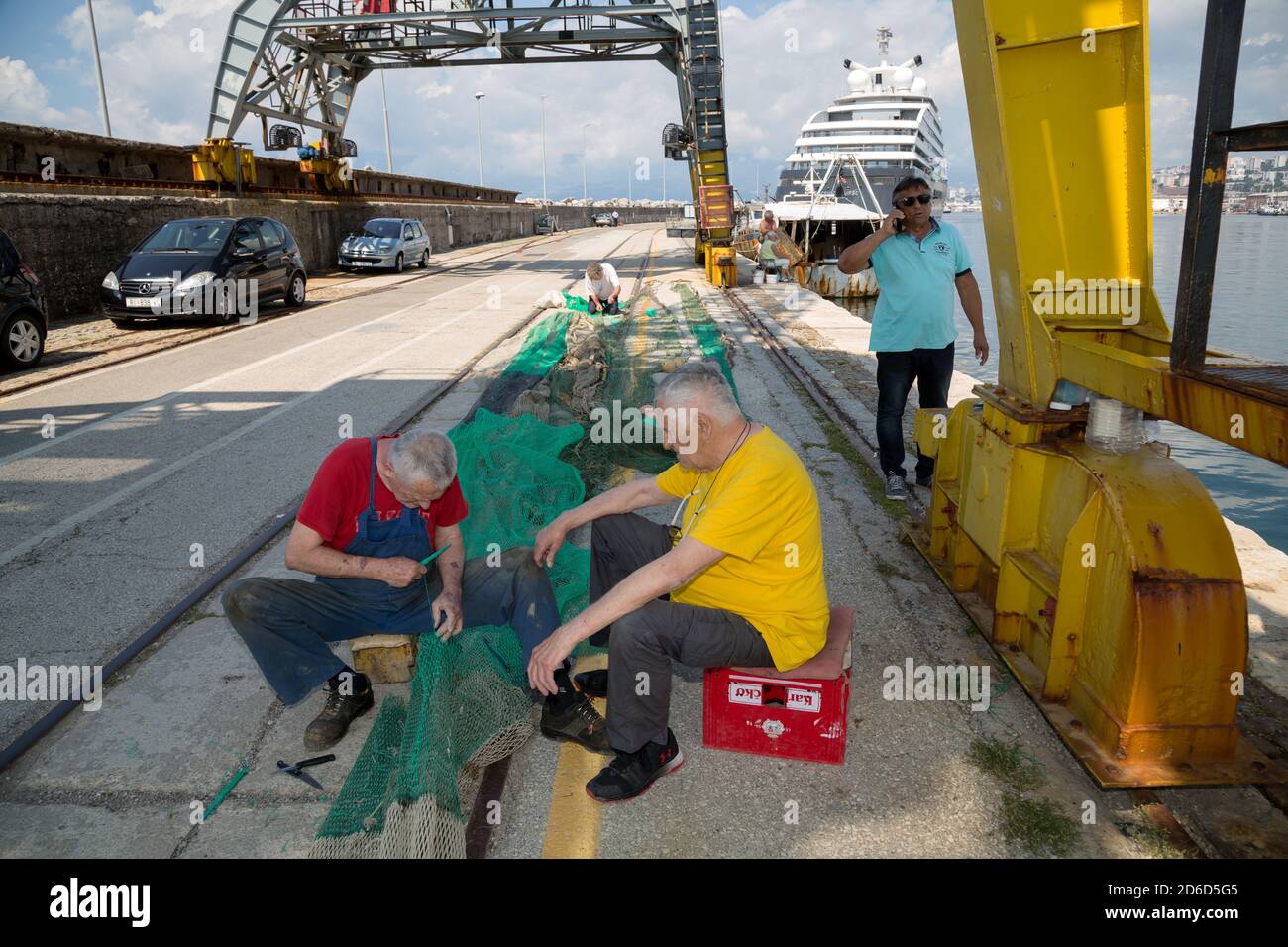 18.06.2020, Rijeka, Primorje-Gorski Kotar, Croazia - il pescatore sul molo ripara le reti. 00A200618D205CAROEX.JPG [VERSIONE DEL MODELLO: NO, VERSIONE DELLA PROPRIETÀ: Foto Stock