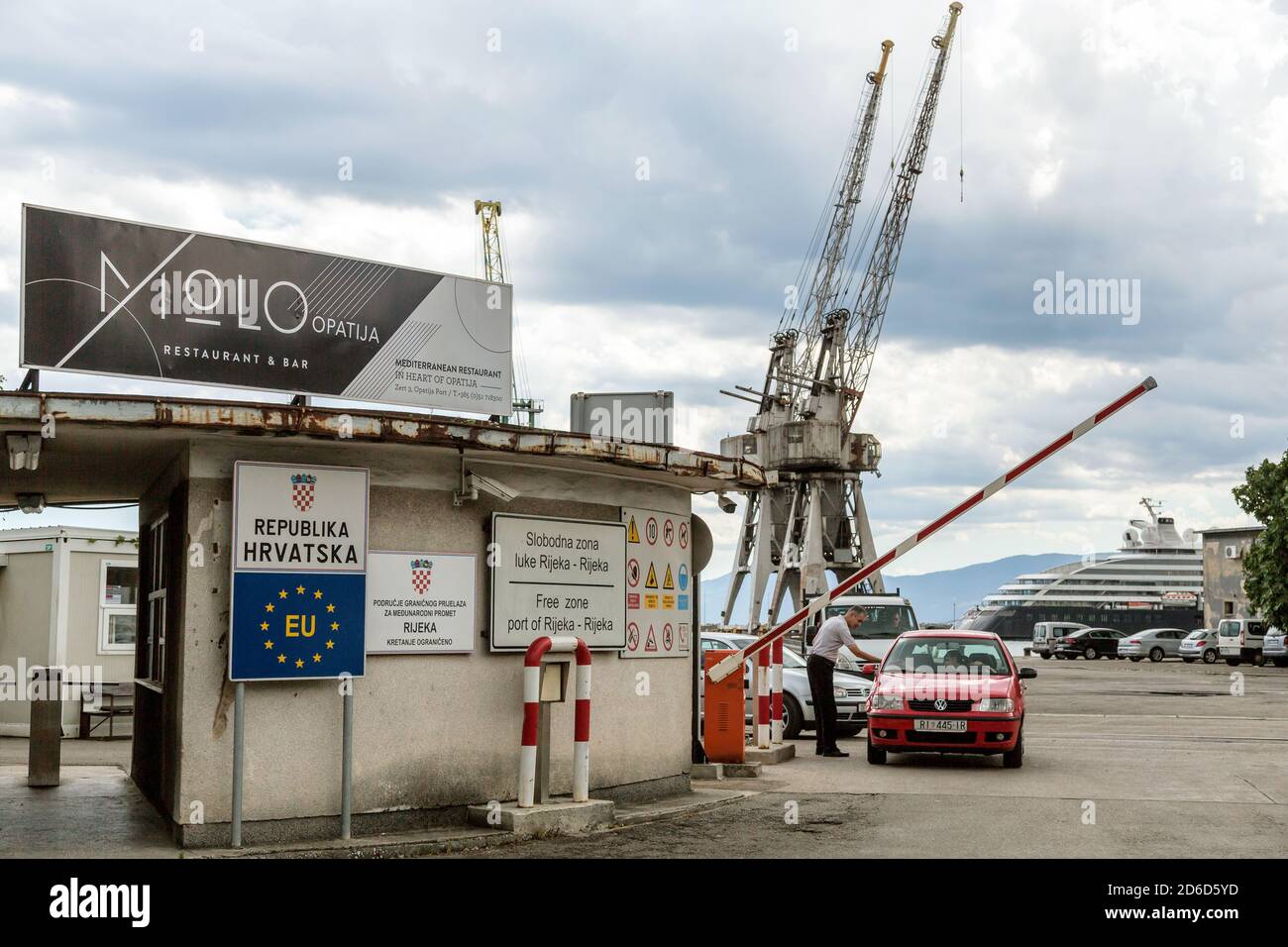 19.06.2020, Rijeka, Primorje-Gorski Kotar, Croazia - ingresso al porto con frontiera doganale. 00A200619D114CAROEX.JPG [RELEASE DEL MODELLO: NO, PROPRIETÀ RE Foto Stock