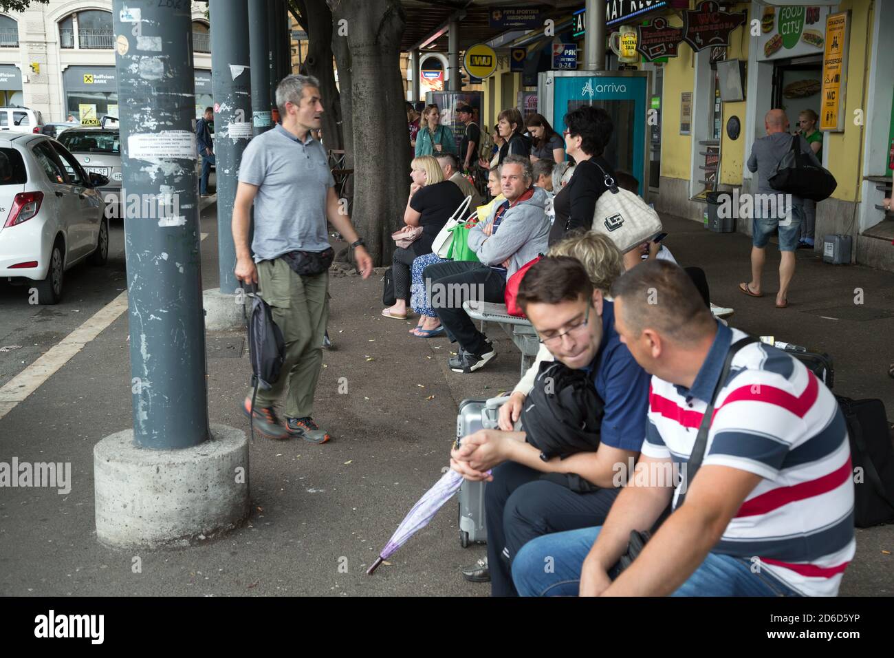 19.06.2020, Rijeka, Primorje-Gorski Kotar, Croazia - la gente aspetta alla stazione degli autobus, che appartiene a Arriba (DB). 00A200619D116CAROEX.JPG [MODELLO REL Foto Stock