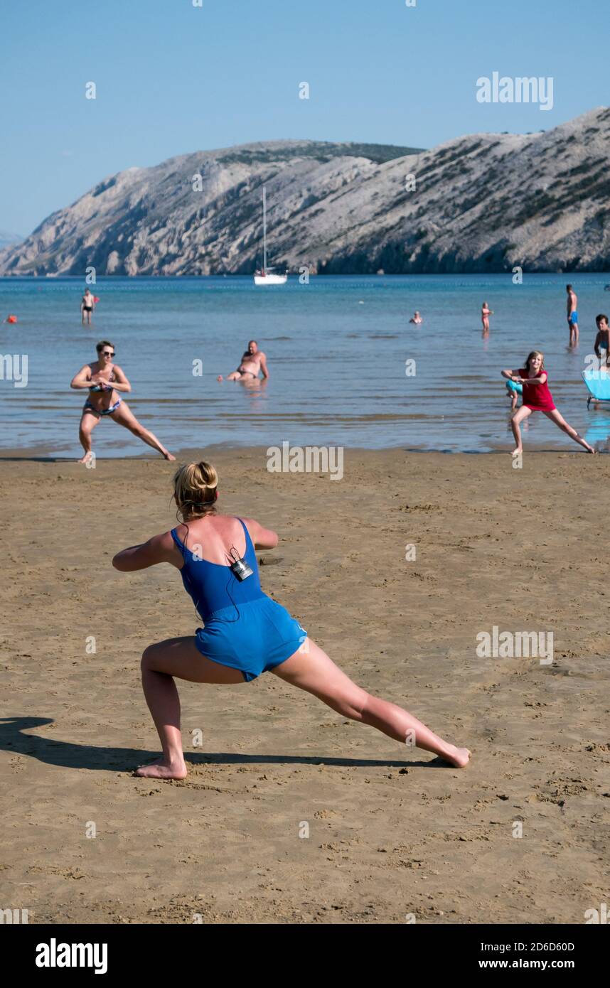 24.06.2020, San Marino, Rab, Primorje-Gorski kotar, Croazia - esercizio di aerobica per i turisti a Paradise Beach. 00A200624D044CAROEX.JPG [VERSIONE DEL MODELLO: Foto Stock
