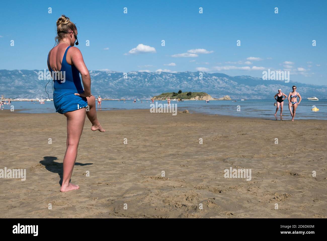 24.06.2020, San Marino, Rab, Primorje-Gorski kotar, Croazia - esercizio di aerobica per i turisti a Paradise Beach. 00A200624D033CAROEX.JPG [VERSIONE DEL MODELLO: Foto Stock