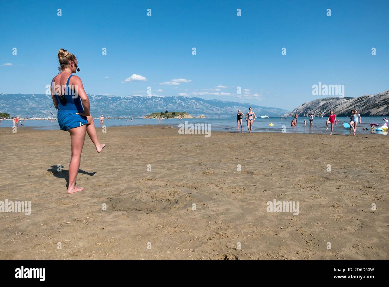 24.06.2020, San Marino, Rab, Primorje-Gorski kotar, Croazia - esercizio di aerobica per i turisti a Paradise Beach. 00A200624D032CAROEX.JPG [VERSIONE DEL MODELLO: Foto Stock
