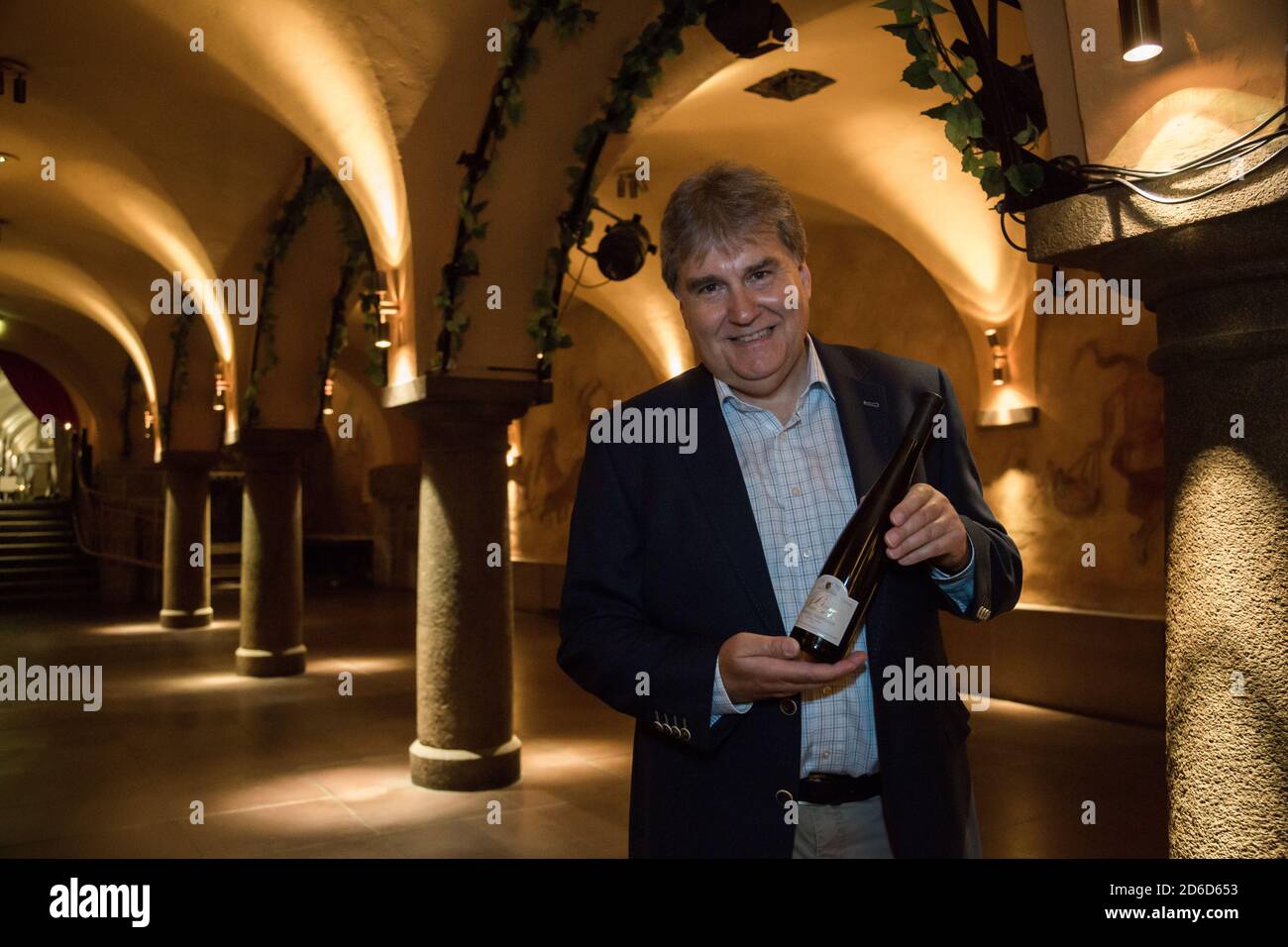 11.08.2020, Brema, Brema, Germania - il maestro di cantina del Consiglio Karl-Josef Kroetz presenta il Brema Senate Wine 2019, Bacchuskeller, parte del Brema Foto Stock