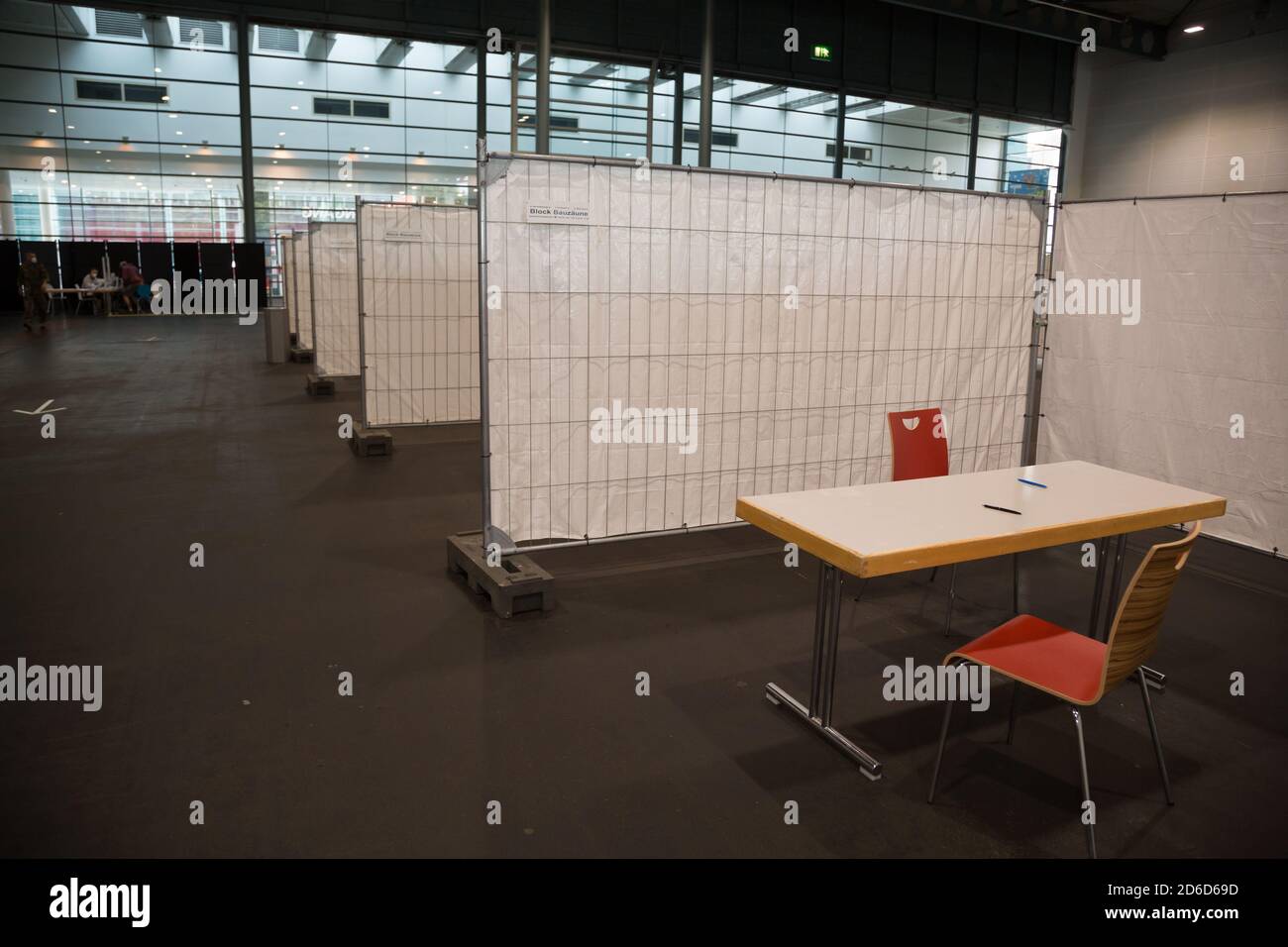 11.09.2020, Brema, Brema, Germania - Centro di test Corona in una sala espositiva, posti vuoti per interviste iniziali con persone da testare. 00A2009 Foto Stock