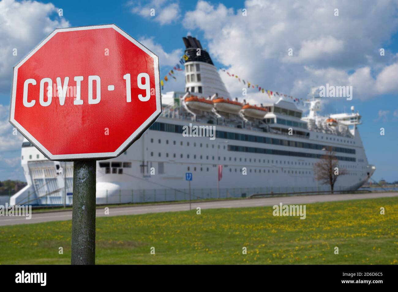 Cartello COVID-19 sullo sfondo della nave da crociera Foto Stock