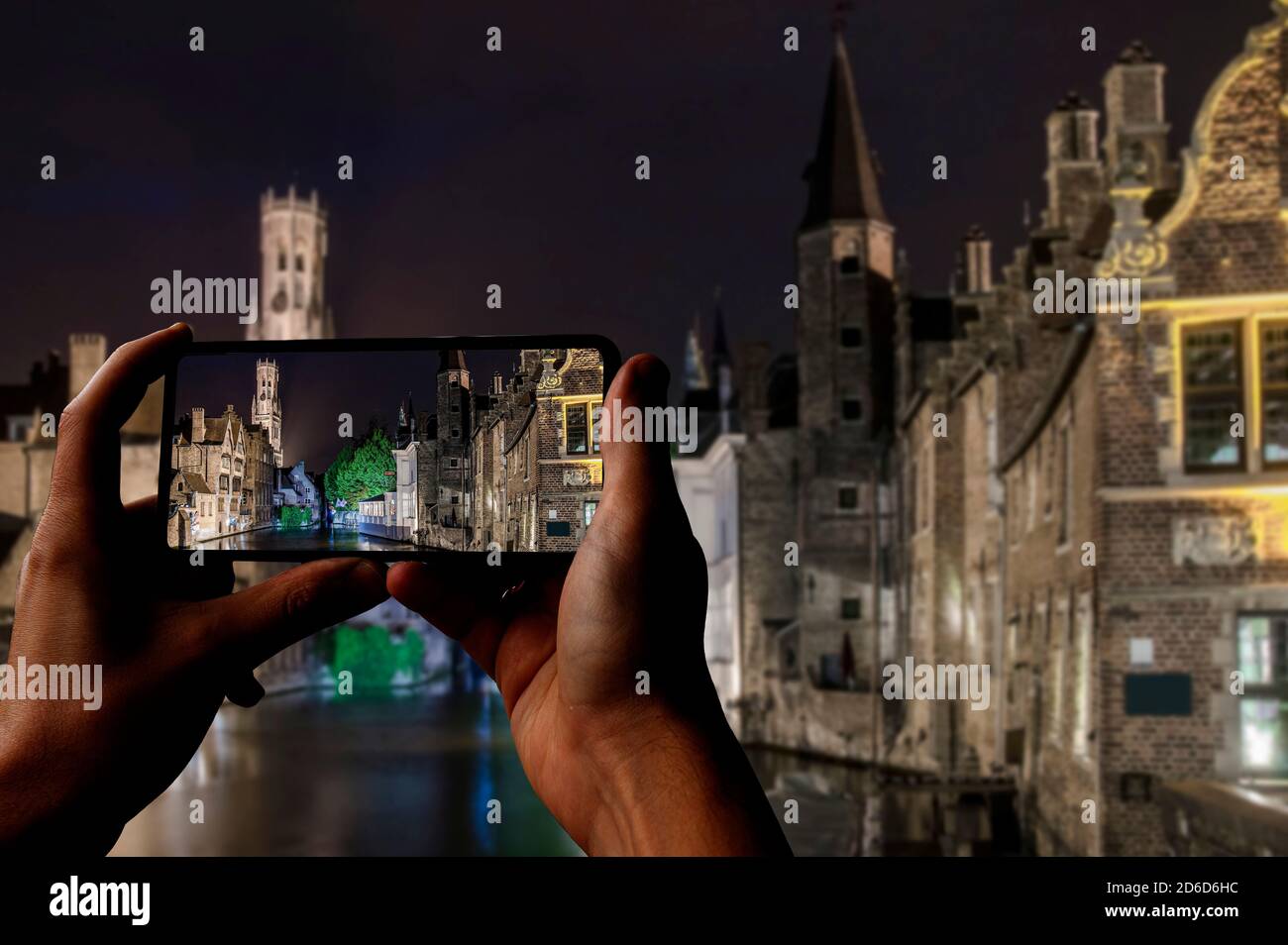 Turista fotografare la città vecchia di Bruges con i suoi edifici storici e  canali e la torre del campanile di notte, Bruges, Belgio Foto stock - Alamy