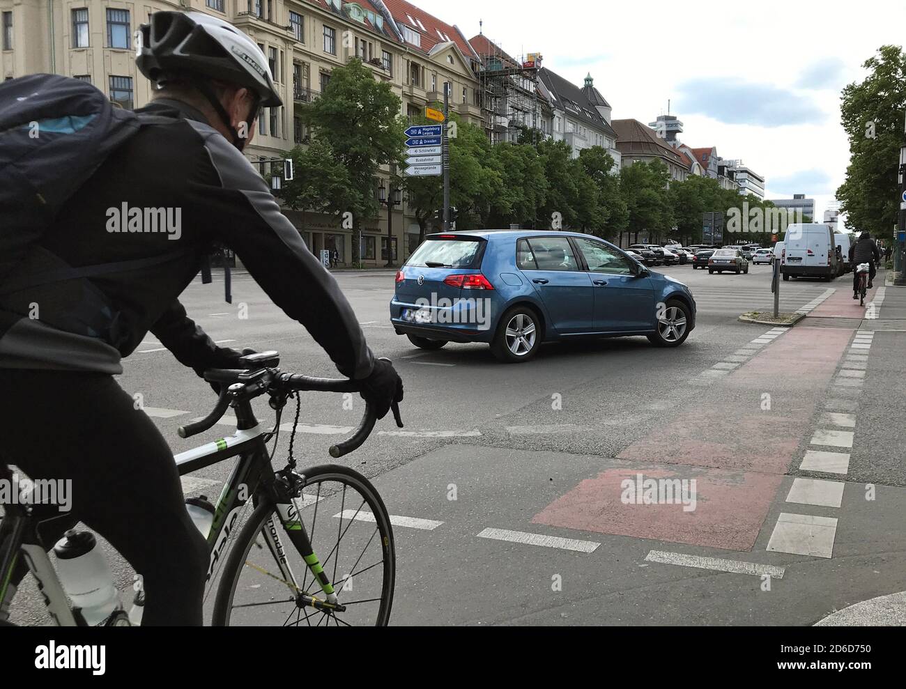 13.05.2020, Berlino, , Germania - l'automobile lascia passare i ciclisti prima di girare a destra. 00S200513D345CAROEX.JPG [RELEASE DEL MODELLO: NO, RELEASE DELLA PROPRIETÀ: NO (C) CARO Foto Stock