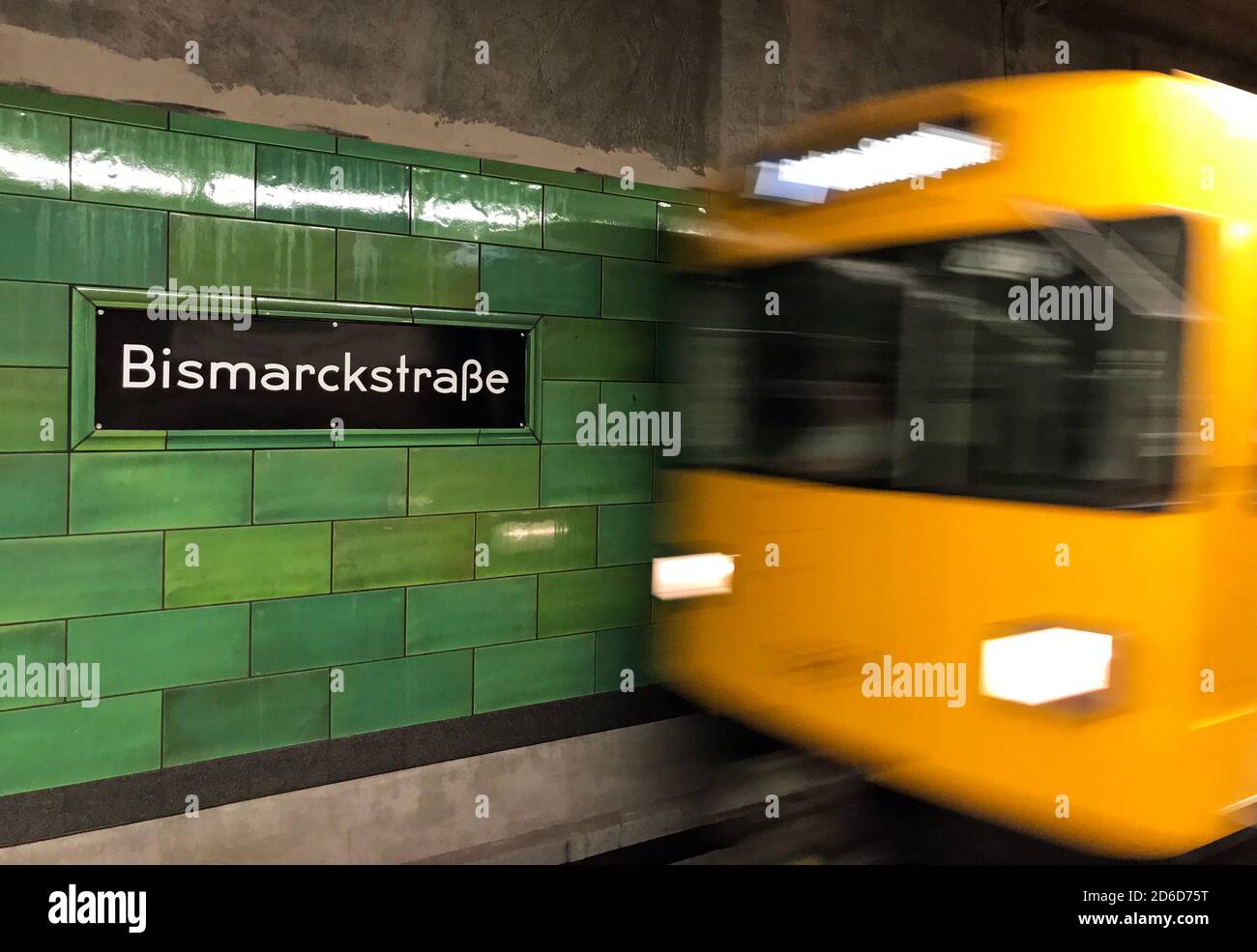 14.05.2020, Berlino, , Germania - la linea 7 della U-Bahn entra nella stazione Bismarckstrasse. 00S200514D360CAROEX.JPG [VERSIONE DEL MODELLO: NON APPLICABILE, REL PROPRIETÀ Foto Stock