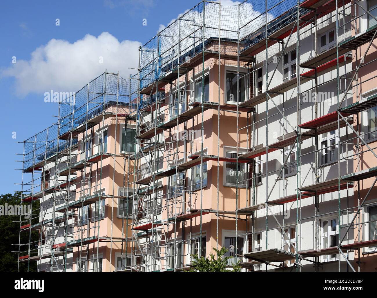 16.05.2020, Berlino, , Germania - ristrutturazione della facciata di un edificio residenziale. 00S200516D398CAROEX.JPG [VERSIONE DEL MODELLO: NON APPLICABILE, PROPRIETÀ R Foto Stock