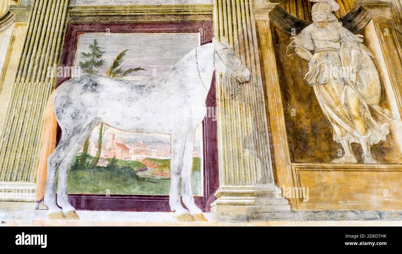 Mantova, Italia - 13 ottobre 2019: La Sala dei cavalli con la fiera Daria affresco sulla parete nord all'interno del famoso Palazzo te italiano. Foto Stock