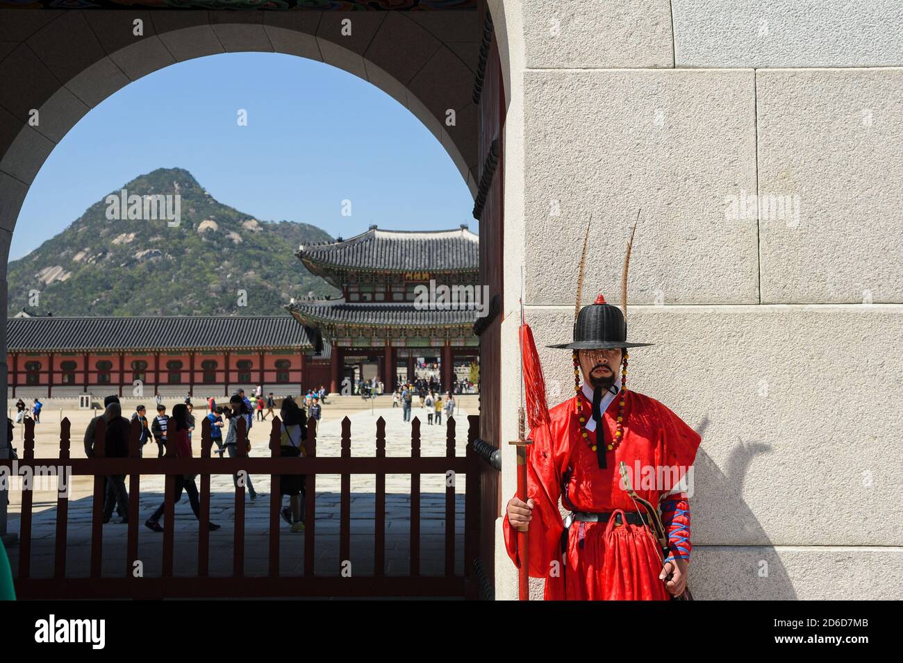 29.04.2013, Seoul, , Corea del Sud - UNA guardia reale in garb tradizionale si trova di fronte alla porta di Gwanghwamun presso il Palazzo di Gyeongbokgung, il più grande di t Foto Stock