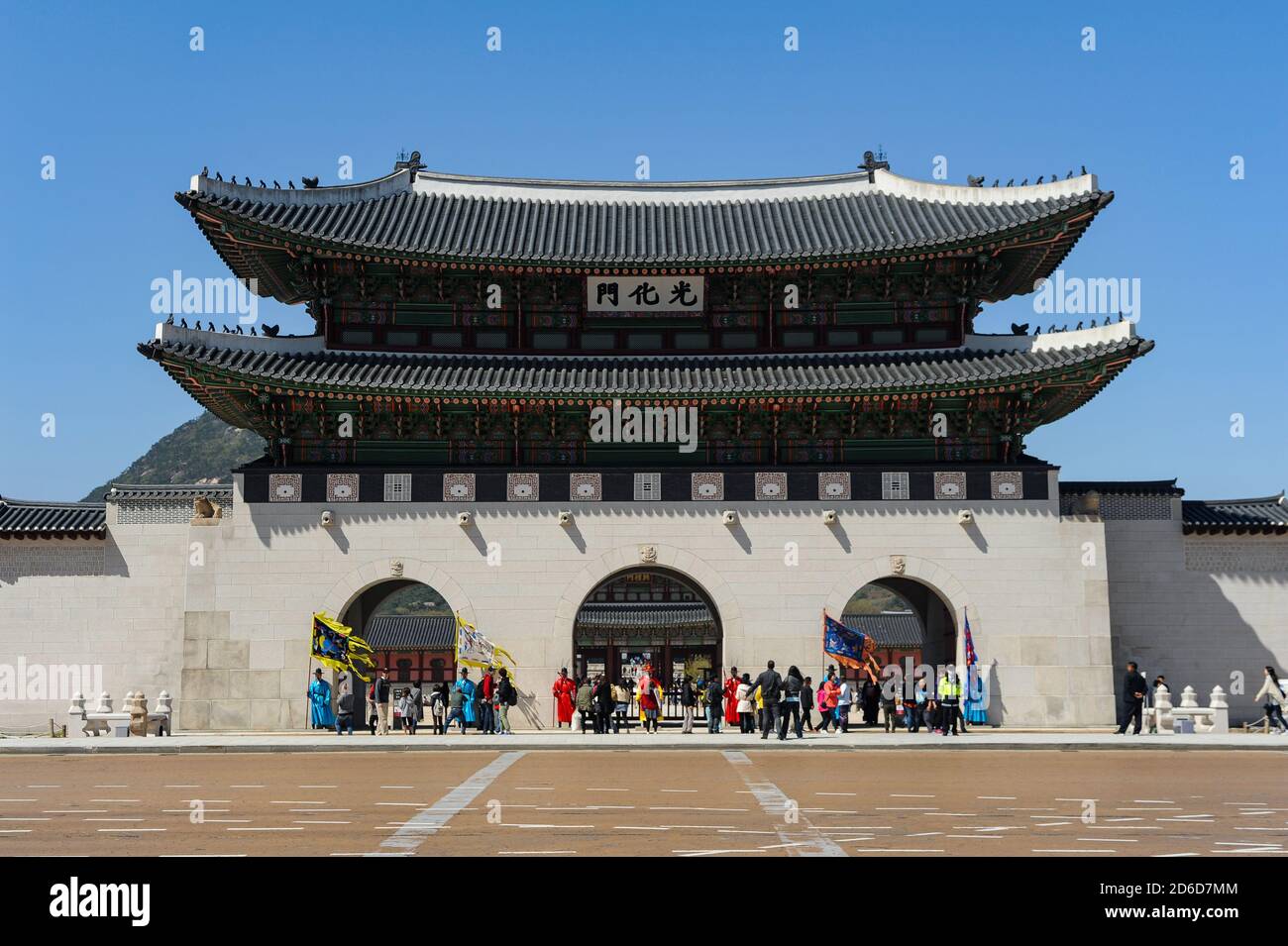 29.04.2013, Seoul, , Corea del Sud - Vista esterna della porta di Gwanghwamun presso il Palazzo di Gyeongbokgung, il più grande dei cinque grandi palazzi, costruito durante il Foto Stock