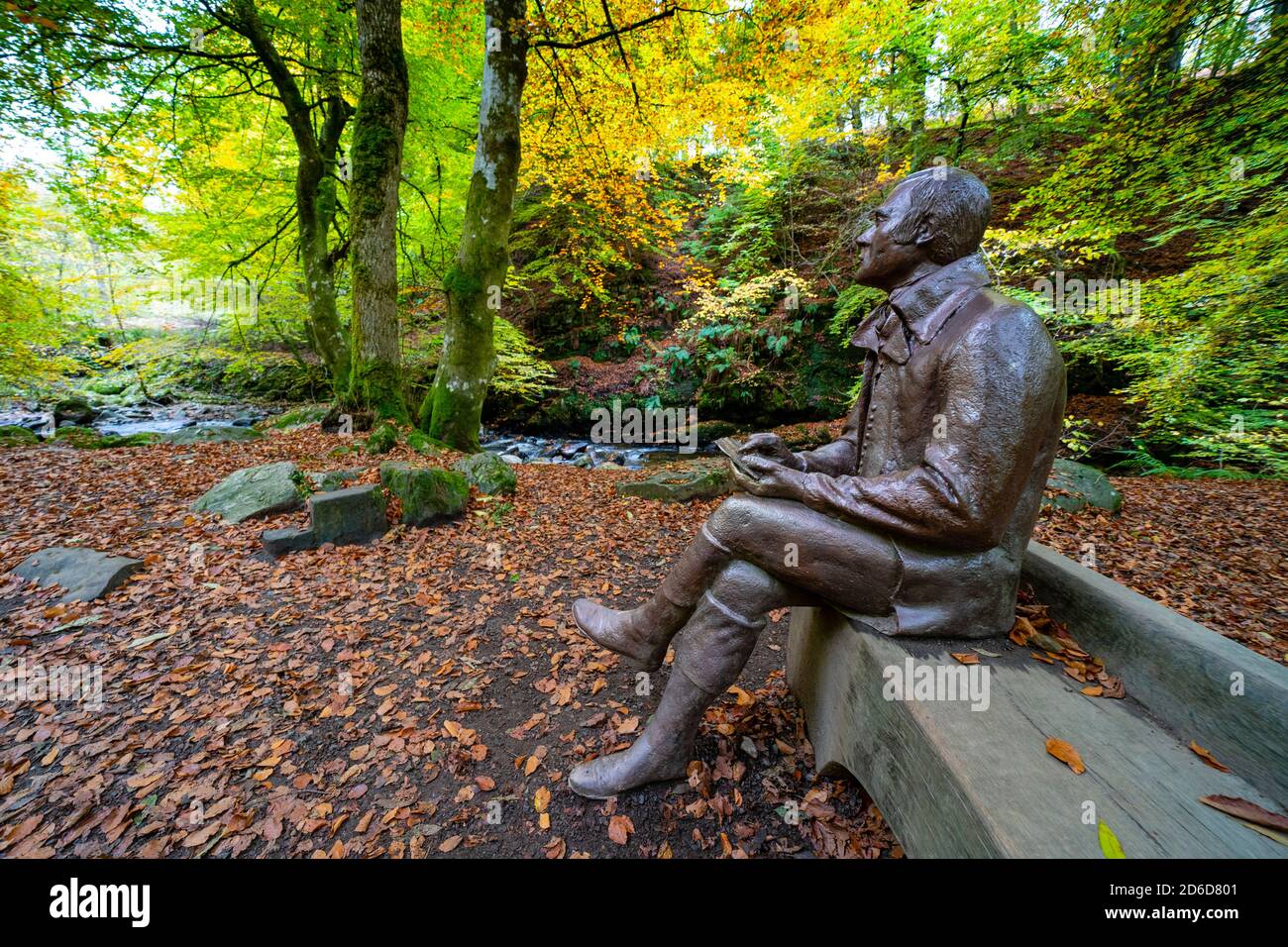 Aberfeldy, Scozia, Regno Unito. 16 ottobre 2020. Colori autunnali lungo il sentiero boschivo e il torrente agli Birks of Aberfeldy nel Perthshire. Nella foto; scultura di Robert Burns gode di sedersi tra i boschi. Iain Masterton/Alamy Live News Foto Stock