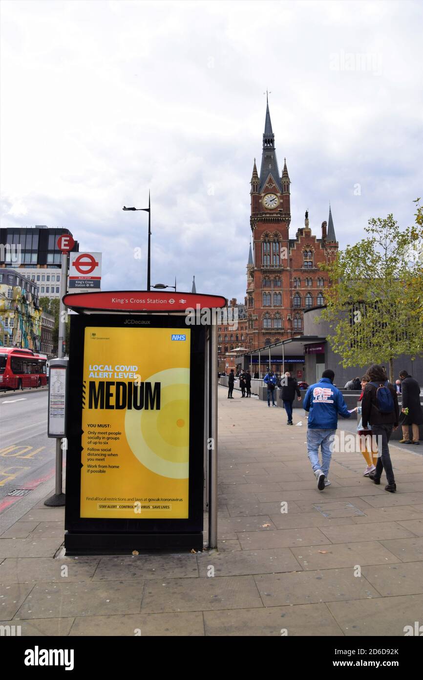 Cartello Local Covid Alert Level Medium su una fermata dell'autobus a Kings Cross, Londra. Il governo britannico ha introdotto un nuovo sistema a tre livelli con restrizioni in aumento a seconda dei livelli in ciascuna area. Foto Stock